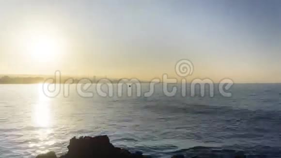 灿烂的海滨日出视频的预览图