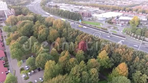 荷兰zwijndrecht市A16高速公路无人机飞机射击视频的预览图
