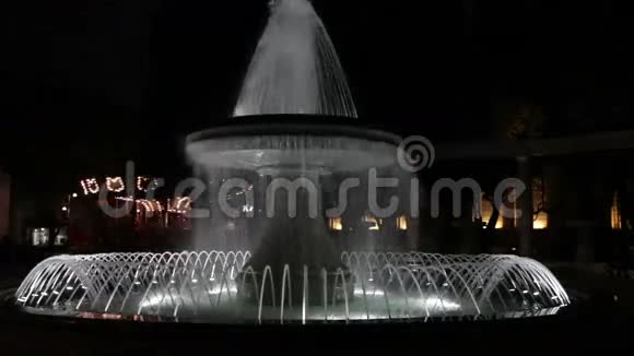 夜晚美丽多彩的喷泉视频的预览图