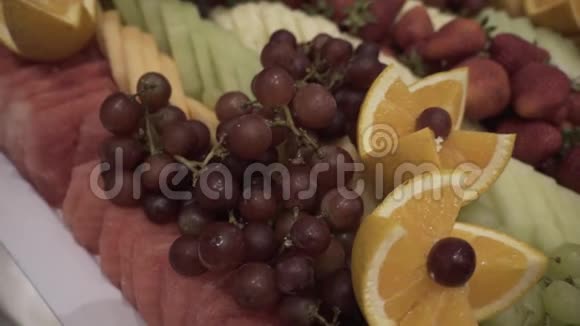 不同的新鲜水果在婚礼自助餐桌上水果和浆果婚礼桌装饰自助接待水果视频的预览图