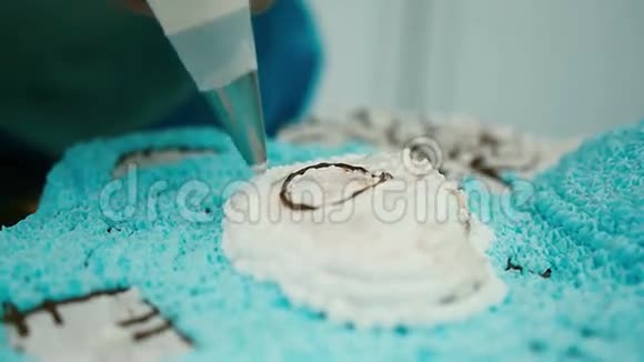 糖果师装饰了一个美味的蛋糕视频的预览图