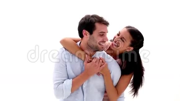 可爱的年轻夫妇在镜头前拥抱和微笑视频的预览图