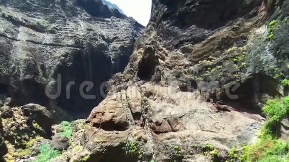 在西班牙加那利群岛的特内里费马斯卡峡谷和悬崖的风景火山景观的空中镜头视频的预览图