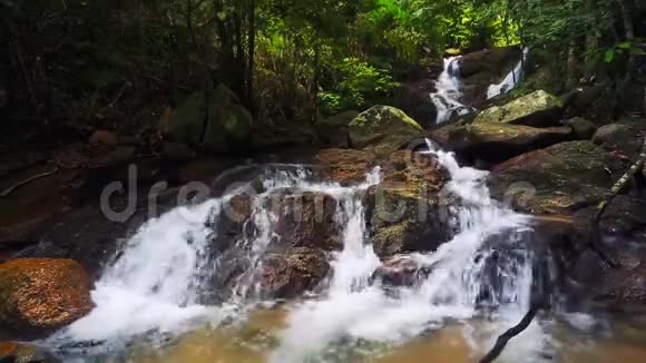 热带森林中的凯瑟琳瀑布泰国普吉岛视频的预览图