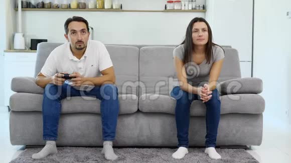 男人和妻子玩游戏视频的预览图