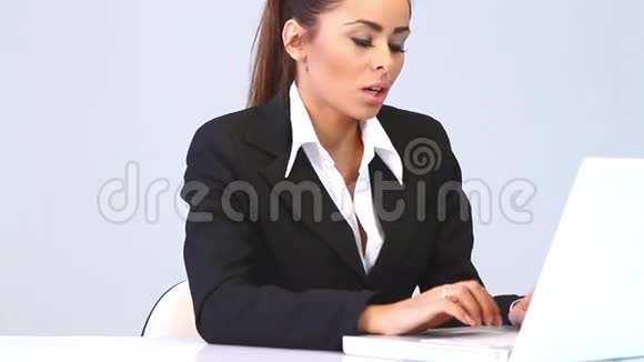 商务女性坐在办公桌前用笔记本电脑视频的预览图