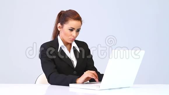 商务女性坐在办公桌前用笔记本电脑视频的预览图