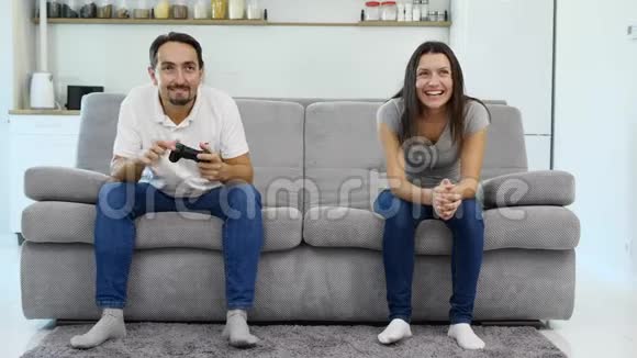 男人和妻子玩游戏视频的预览图