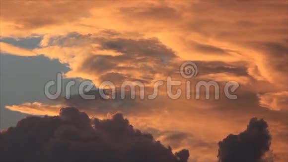 黄昏天空背景下黑暗的积云轮廓视频的预览图