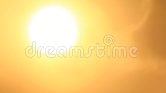 明亮的太阳盘隐藏在乌云中视频的预览图