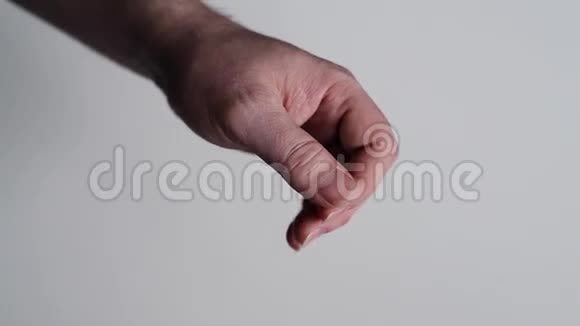 人在左手上修剪指甲视频的预览图