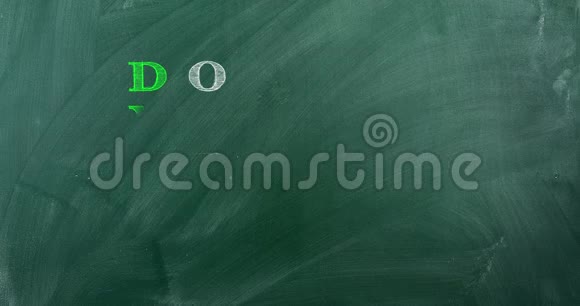 DYOR缩写写在绿色黑板上视频的预览图