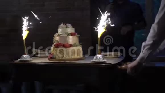 用烟花庆祝蛋糕视频的预览图