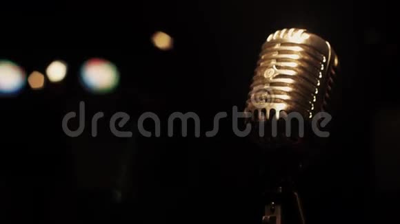 音乐会金属麦克风站在舞台上的空复古俱乐部聚光灯视频的预览图