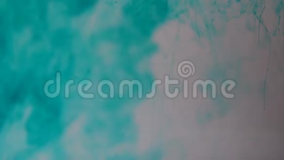 液体中的深蓝色粉末抽象背景视频的预览图