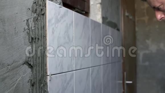 人清洗瓷砖视频的预览图
