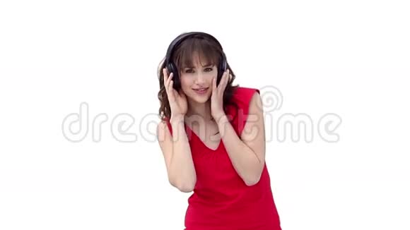 女人戴着耳机摇摆视频的预览图
