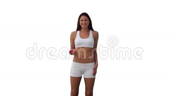 女人在接球前向空中抛球视频的预览图