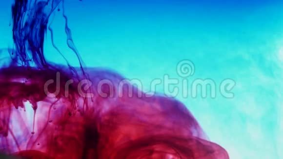 色彩鲜艳的背景蓝色和红色液体墨水的颜色混合在水中视频的预览图