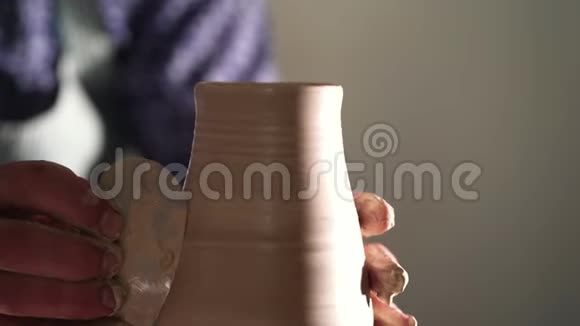 传统陶艺制作男老师在美术工作室展示陶艺基本知识艺术家用手轻轻地操作视频的预览图