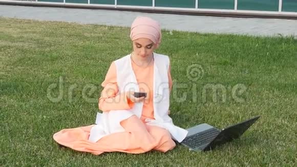 穆斯林女人自拍视频的预览图