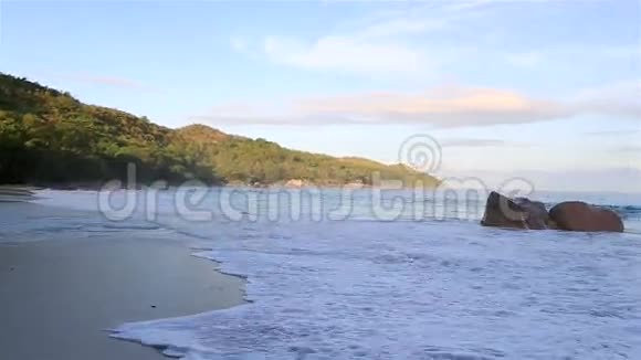 海滩上的全景日出视频的预览图
