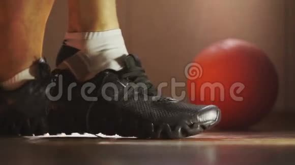 运动员穿运动鞋系鞋带视频的预览图