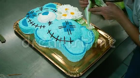 糖果师装饰了一个美味的蛋糕视频的预览图
