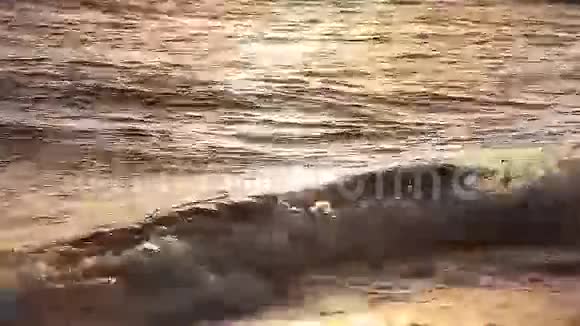 波浪上的金色日出海洋视频的预览图