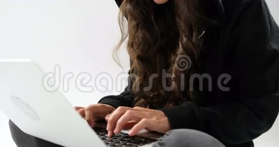 使用笔记本电脑的女性黑客视频的预览图