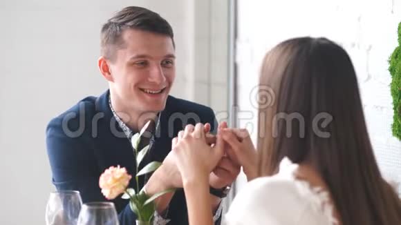 约会的概念夫妻在餐厅喝酒视频的预览图