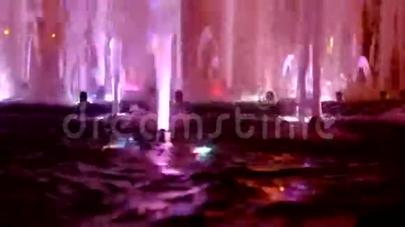 喷泉以紫罗兰色照明视频的预览图