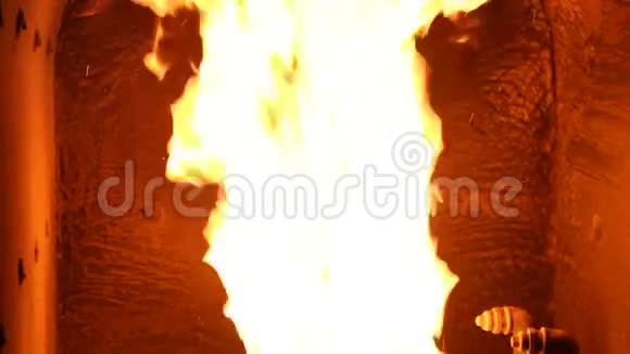炉子里的火供暖系统视频的预览图