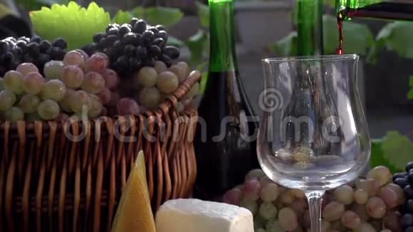 红酒倒入玻璃杯中视频的预览图