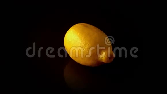 柠檬在黑色表面旋转视频的预览图