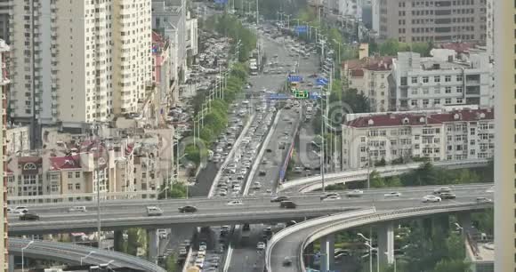 中国城市摩登大厦立交桥上繁忙的城市交通视频的预览图