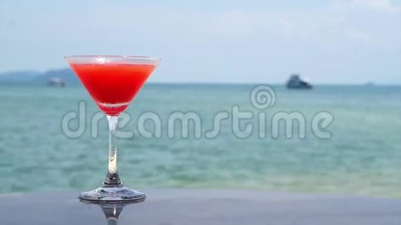 夏季热带海滩红鸡尾酒视频视频的预览图