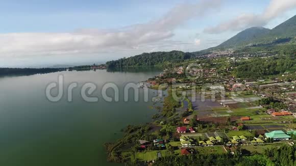 鸟瞰印度尼西亚巴厘岛的城市视频的预览图