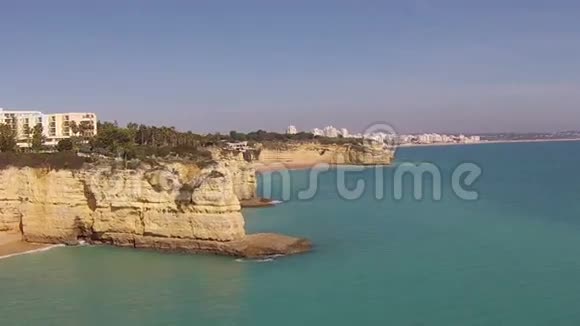 从葡萄牙阿马考德佩拉附近的南海岸的岩石中高空视频的预览图