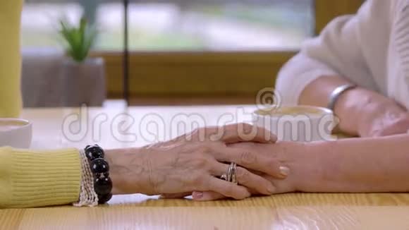 老年妇女摸手视频的预览图