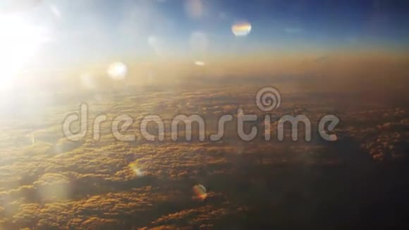 空中飞翼飞机在夕阳的映衬下飞翔视频的预览图