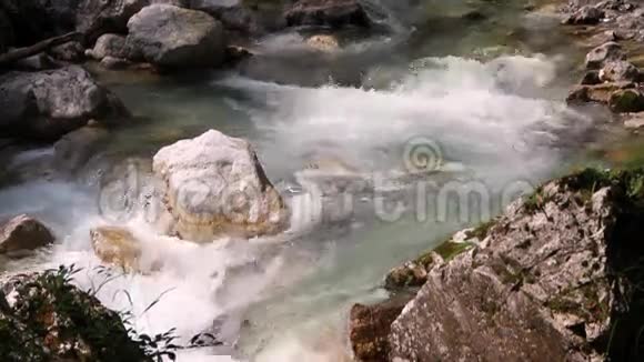 欧洲索卡河上的特殊水流视频的预览图