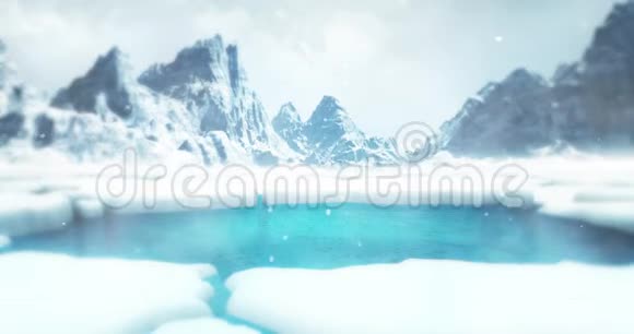 在雾蒙蒙的大雪中冰面布满了大山视频的预览图
