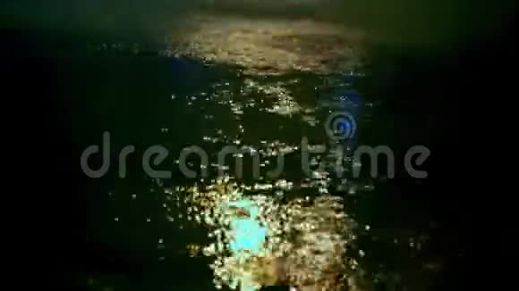 汽车驶进城市夜路上的大水坑里水坑从汽车的车轮下散落出来视频的预览图