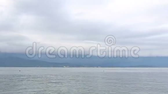 风暴云在岛上盘旋视频的预览图