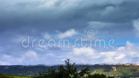 克里米亚山脉上空的风暴云视频的预览图