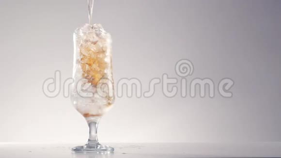 夏季茶点冷饮料鸡尾酒概念视频的预览图