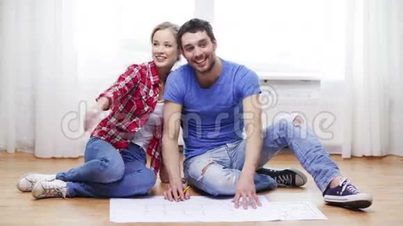 微笑的夫妇在家讨论蓝图视频的预览图