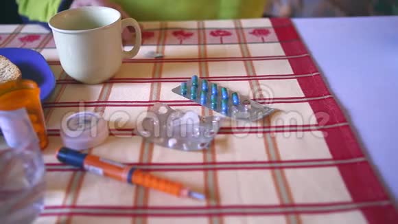 早餐时的药物一杯水旁边的胶囊视频的预览图