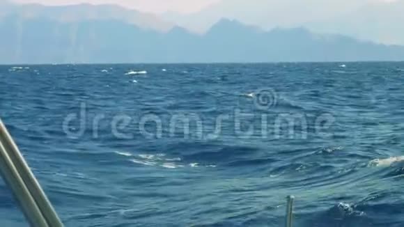 从海上漂浮游艇船上喷出的烟雾俯瞰大加那利岛的阴岸视频的预览图